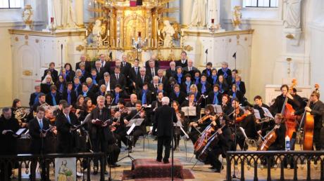 Eine beeindruckende Fassung der Burgauer Passion des Franz Bühler präsentierte der Kammerchor Burgau mit Solisten und der Sinfonietta Lamagna unter der Leitung von Herwig Nerdinger. 	 	
