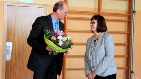 Bürgermeister Roland Kempfle ehrte Rektorin Hannelore Lukas mit einem Blumenstrauß.  	
