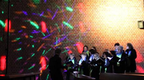 Außergewöhnliche Chormusik, umgesetzt in außergewöhnliche Farbexplosionen, präsentierte die Corda Vocale. 	 	
