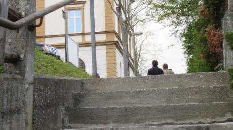 Die Treppe an der Zeisiggasse in Burgau (Bild links) ist in die Jahre gekommen, die Treppe zum Gerichtsweg (Bild rechts im Hintergrund) und die alte Bebauung (links auf dem Bild) werden entfernt. Dort entsteht ein Mehrfamilienhaus. 	