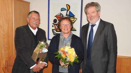 Vorsitzender Karl Anwander (rechts) verabschiedete bei der Jahreshauptversammlung der Rheuma-Liga AG Ichenhausen-Krumbach das Ehepaar Christl und Heinz Grothe aus dem Vorstand.  	