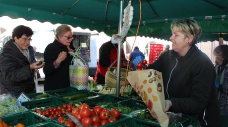 Loni Färber ist das Gründungsmitglied des Wochenmarkts mit ihrem Obst- und Gemüsestand. Das Angebot auf dem Markt soll wieder größer werden.