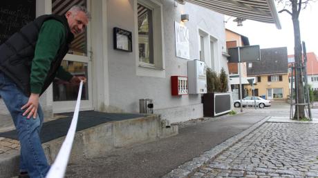 Pächter Enrico Banno misst schon einmal die Fläche vor dem Restaurant Marc für die Außengastronomie aus.