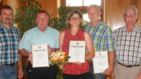 20 Jahre im Dienst des Gemeindewohls: Bürgermeister Georg Holzinger, Maria Granz und Alois Haid wurden von den stellvertretenden Bürgermeistern Martin Erber und Rudi Wolf geehrt. 	