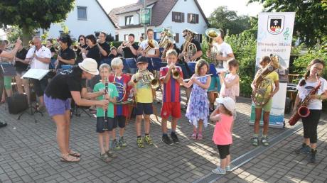 Tenorhorn oder Klarinette: Bei der öffentlichen Musikprobe des Musikvereins Konzenberg durften Kinder die verschiedenen Instrumente ausprobieren.
