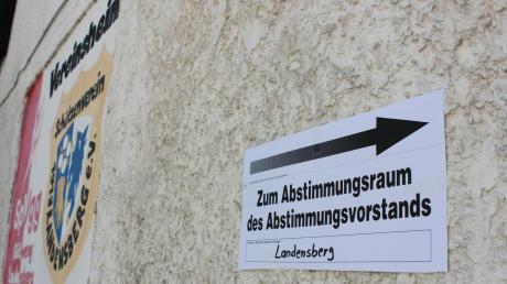Szenen eines Abstimmungssonntags: der Weg zum Wahllokal in Landensberg.
