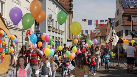 Die bunten Luftballons verwandelten die Heinrich-Sinz-Straße in eine heitere Festmeile. Danach durften die Ballons in den Himmel steigen – versehen mit Postkarten, deren Absender jetzt auf eine weite Reise ihrer Karte und einen Preis hoffen.