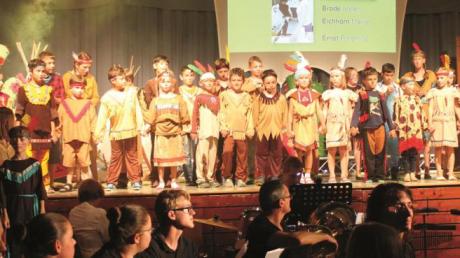 Die Kinder der Grundschule Burtenbach und die Jugendkapelle der Bläserschule Mindeltal verzauberten Groß und Klein mit dem Kindermusical „Wakatanka“. 	