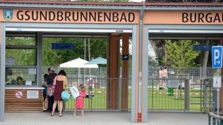 Das Burgauer Freibad ist künftig länger geöffnet.