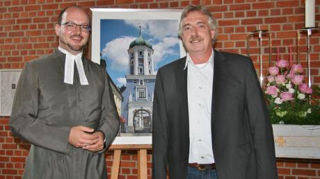 Peter Wiesers Ausstellung „Kunst im Stadtbild von Burgau“ ist am Sonntag von Pfarrer Peter Gürth in der Christuskirche eröffnet worden. 	