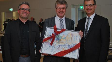 Wilhelm Schuster geht nach 25 Jahren als Kämmerer der Stadt Ichenhausen in den Ruhestand. Glückwünsche und vor allem Dank gab es nicht nur von Bürgermeister Robert Strobel (rechts) und seinem Nachfolger Michael Fritz (links).  	