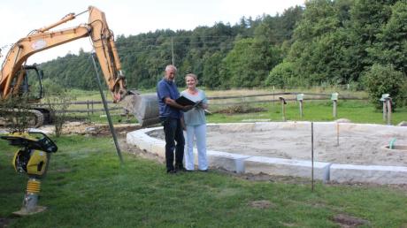 Fritz Grasberger und Hedwig Bierlein, Mitglieder des Planungsteams des Natur- und Barfußparks in Landensberg, freuen sich schon auf die neue Sand- und Matschgrube, die hier entsteht.