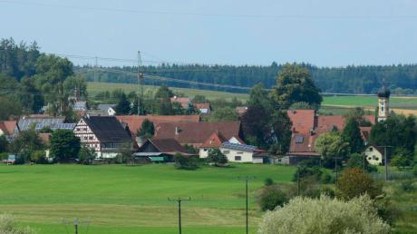 Ettlishofen im Bibertal erkennt man schon von Weitem am Fachwerkbauernhof der Familie Benz.