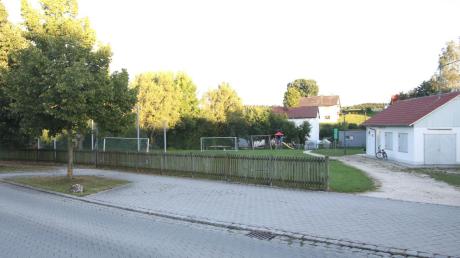 Der Platz gegenüber des alten Schützenheims in Mönstetten: Dort könnte das Dorfzentrum entstehen. 	