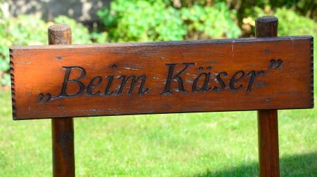 Hausnummern sind in Eichenhofen zweitrangig. Das Haus von Kirchenpfleger Alois Erber ist und bleibt das „beim Käser“. Das Schild ist nicht zu übersehen.