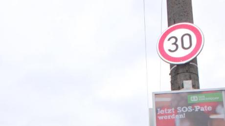 Die neuen Tempo-30-Schilder in Burgau sind zu klein.