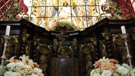 Der Altar in der Burgauer Loreto-Kapelle muss saniert werden. In der Pfarrgemeinde stehen noch viele weitere Arbeiten an.