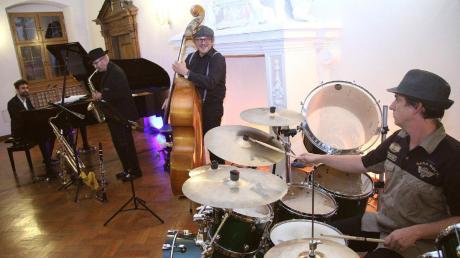 Sie sorgten im Festsaal des Ichenhauser Schulmuseums für Swingtime-Stimmung vom Feinsten (von links): Jazz up mit Dominik Wiedenmann, Richard Guserle, Martin Wieland und Andreas Wieland.  	