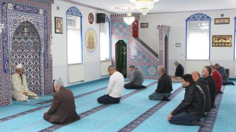 Einblicke beim Tag der offenen Moschee am Tag der Deutschen Einheit. So mancher nutzte die Gelegenheit, wie beim Mittagsgebet in Ichenhausen. Im Bild hinten die Predigtkanzel, links die Gebetsnische mit Imam Osman Basaran.
