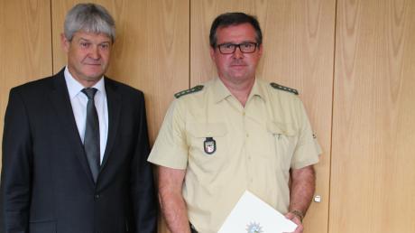 Polizeipräsident Werner Strößner (links) übergab dem neuen Burgauer Dienststellenleiter Stefan Eska die Bestellungsurkunde.