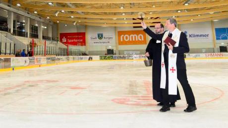 Mehr als 350 Gäste feierten die Einweihung des Baus, den Dekan Martin Finkel und Pfarrer Peter Gürth segneten.