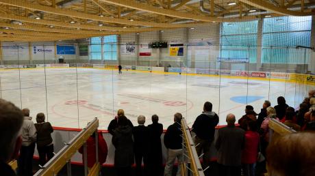 Das neue Burgauer Eisstadion ist eröffnet.