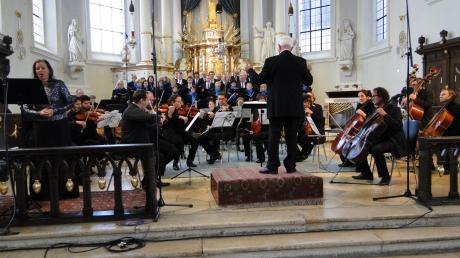 Der Kammerchor Burgau präsentierte Händels Psalmvertonung „Laudate pueri Dominum“ mit der Sopransolistin Priska Eser (links außen). Begleitet wurden die Sänger von der Sinfonietta Lamagna und den Schlagwerkern der Jugendmusikschule Württembergisches Allgäu. 