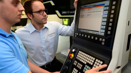 Die Ausbildungswerkstatt der Firma Robatherm in Jettingen-Scheppach ist ausgezeichnet worden. Das Foto zeigt rechts Fabian Kempfle, Leiter der gewerblichen Ausbildung, mit dem Industriemechaniker-Azubi Markus Hindelang an einer modernen CNC-Maschine. 