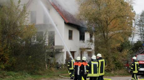 Ein Wohnhaus hat am gestrigen Sonntag in Glöttweng gebrannt. Ein Mann wurde schwer verletzt.  	