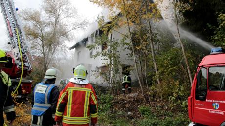 Am Sonntagvormittag brannte ein Wohnhaus im Landensberger Ortsteil Glöttweng. Die Feuerwehr rettete den lebensbedrohlich verletzten Bewohner. Der 57-Jährige starb noch am Sonntagabend im Krankenhaus.