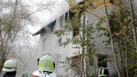 Die Ursache für den Brand dieses Einfamilienhauses in Glöttweng ist weiter unklar. 	