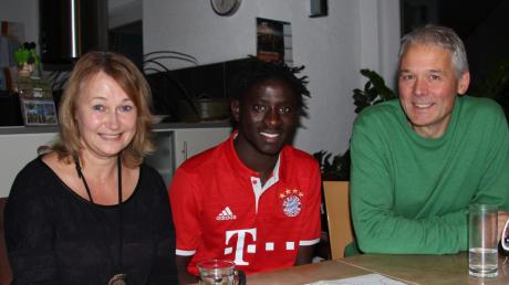 Evelyn und Jürgen Söll haben den jungen Senegalesen Kaume Konte in ihre Familie aufgenommen. Vieles aus dem aktuellen Kinofilm „Willkommen bei den Hartmanns“ kommt ihnen bekannt vor. 