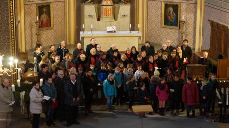 Zum abschließenden Weihnachtslied „O du fröhliche“ versammelten sich alle 85 Akteure im Altarraum.  	 	