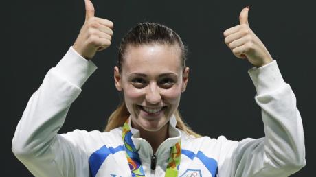Daumen hoch: Anna Korakaki feiert nach dem Luftpistole-Wettkampf der Frauen in Rio 2016 ihre Bronzemedaille. An gleicher Stelle holte sie den Olympiasieg mit der Sportpistole. Das und viele weitere Topresultate brachten ihr nun die Anerkennung als weltbeste Schützin des Jahres ein. 