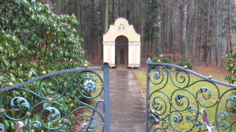 Der kleine Waldfriedhof mit Gedenkkapelle liegt außerhalb des Parks von Schloss Seyfriedsberg. Hier befinden sich die letzten Ruhestätten von Prinzessin Henriette, ihrem Sohn Karl Wolfgang und ihrem Ehemann Prinz Wolfgang sowie dessen Eltern. 