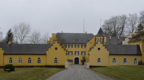 Etwas versteckt liegt das Schloss Seyfriedsberg abseits der Kreisstraße zwischen Maria Vesperbild und Langenneufnach in einem einzigartigen forstbotanischen Park.