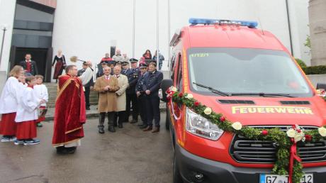 Am Sonntag wurde das neue Fahrzeug der Freiwilligen Feuerwehr Jettingen gesegnet.  	