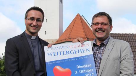 Das Lutherjahr 2017 möchten die christlichen Pfarreien Günzburgs mit einem Ökumenischen Kirchentag am 3. Oktober bereichern. Pfarrer Christoph Wasserrab (links) und Pfarrer Friedrich Martin (rechts) stellten das Programm vor. 