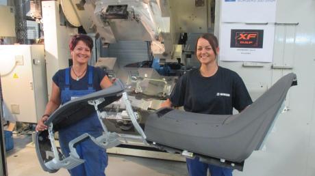 Die beiden Produktionsmitarbeiterinnen Marianne Grund, Sabrina Macho mit Teilen eines Armaturenbrettes für einen Lastwagen. Die Auftragslage bei Borgers Süd ist gut, die Zahl der Beschäftigten wächst.