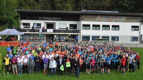 352 Läufer sind bei der diesjährigen Etappe der Nordic-Walking-Tour in Freihalden dabei, so viele wie noch nie. 85 von ihnen wagen sich sogar auf die Halbmarathon-Distanz. Start und Ziel war der Sportplatz des SV Freihalden. 