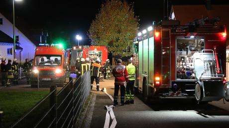Feuerwehrleute aus Jettingen, Scheppach und Burgau sind am Samstagabend zu einem Kellerbrand gerufen worden. Doch der stellte sich vor Ort als nicht gravierend dar.