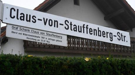 In Jettingen erinnert eine Straße an den Widerstandskämpfer des  Zweiten Weltkriegs, Claus Schenk Graf von Stauffenberg. Er wurde am 15. November 1907 in Jettingen geboren und am 20. Juli 1944 als Oberst in Berlin hingerichtet. 