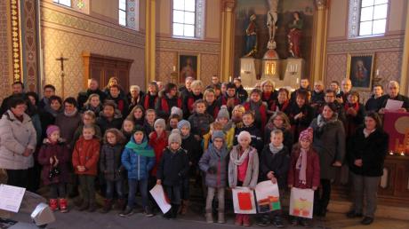 Beim Adventskonzert in der Waldstetter Pfarrkirche St. Martin boten die Grundschul-kinder, der Kirchenchor und die Chorgemeinschaft ergänzt von der Bläsergruppe der Musikkapelle ein stimmungsvolles Klangerlebnis zur Vorweihnachtszeit. 