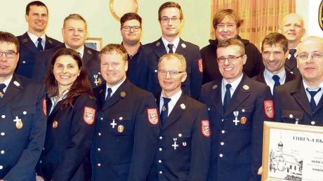 Der neue Vorstand der Feuerwehr Glöttweng mit Geehrten und Gästen. 	