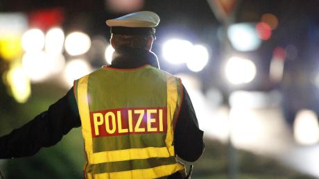 Die Polizei sucht Zeugen eines Unfalls, der sich am Montag auf der Autobahn 8 nahe Jettingen ereignet hat. 