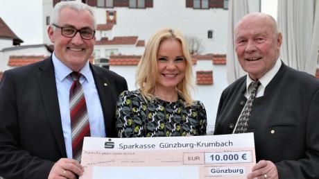 Alexandra Holland nahm von Ferdinand Munk (links), Präsident des Lions Clubs Günzburg, und Schatzmeister Gerhard Rössler eine Spende von 10 000 Euro aus dem Erlös des Lions-Adventskalenders 2017 entgegen. 