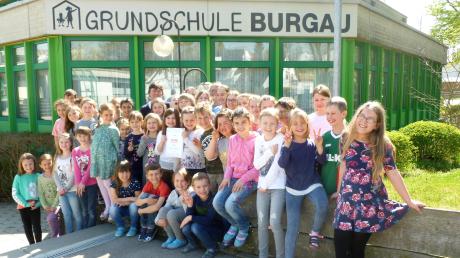 Die Chorschüler der Grundschule Burgau freuen sich zusammen mit ihrer Lehrerin Christa Wall über die Auszeichnung. 