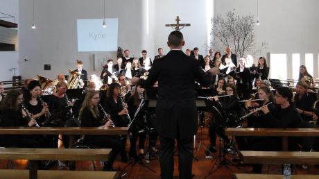 Die Bläserschule Mindeltal, der Chor Chorios aus Gundelfingen und die Sopransolistin Anne-Katrin Abel brachten in St. Martin Jettingen die Missa Katharina von Jacob de Haan zur Aufführung. 	 	