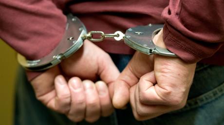 Ein mit mehreren Haftbefehlen gesuchter Mann ist in Jettingen-Scheppach festgenommen worden.