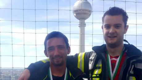 Geschafft, aber glücklich: Sven Marku (links) und Michael Seidler nach dem erfolgreichen Firefighter Stairrun in Berlin.